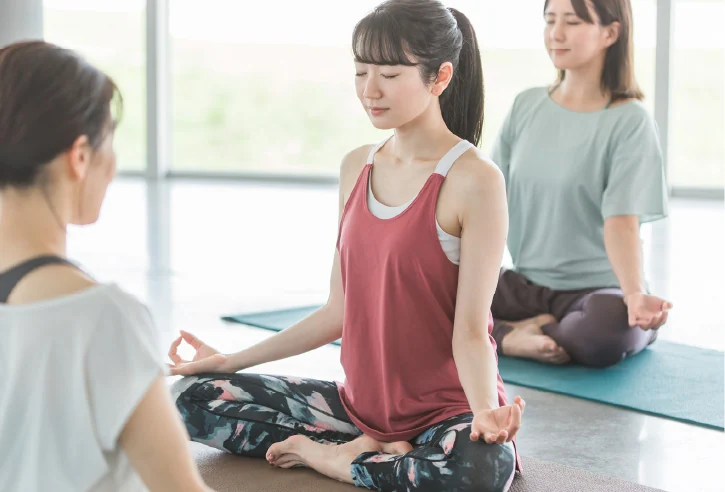 ヨガのレッスンに参加する女性たちのイメージ